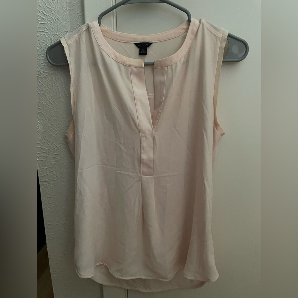 Ann Taylor sleeveless Women’s top size XS light peach nude color